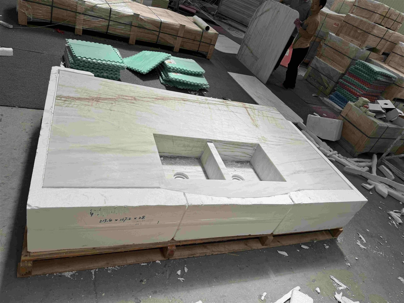 Large Dione Spider Marble countertop with integrated sink prepared with custom foam protection for export packaging Large Dione Spider Marble countertop with integrated sink prepared with custom foam protection for export packaging