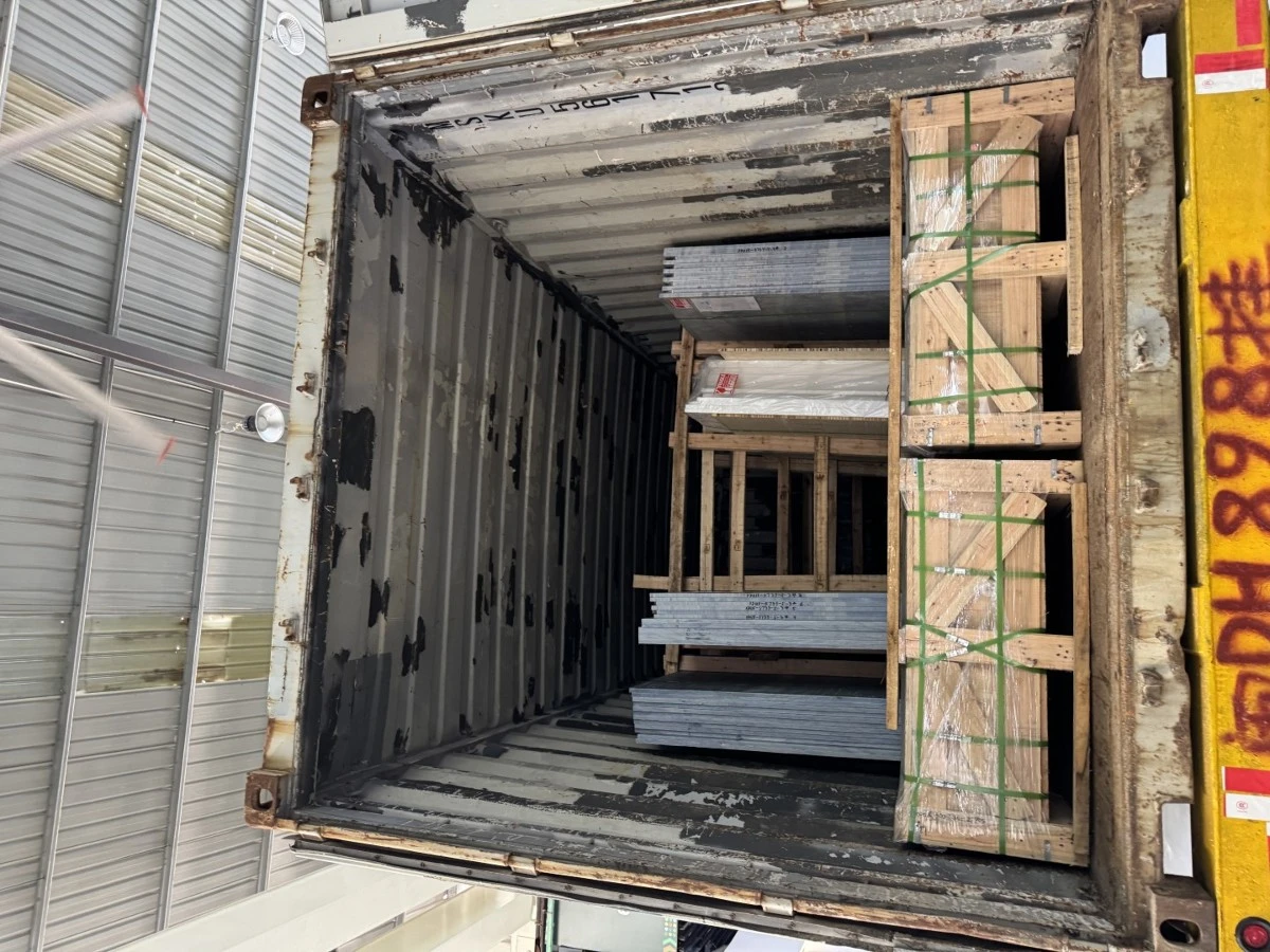 Landiview Stone has completed the loading of a mixed natural stone shipment for a customer in Croatia. The order was consolidated into one 20-foot container and comprised six packages combining full-size stone slabs with fabricated pool coping. The shipment included Azul Macaubas Quartzite and Thassos White Marble, allowing slab material and project-specific fabricated pieces to be shipped together in one container. The packing process used timber supports, protective separation and internal container bracing appropriate to the different product formats. Landiview Stone has completed the loading of a mixed natural stone shipment for a customer in Croatia. The order was consolidated into one 20-foot container and comprised six packages combining full-size stone slabs with fabricated pool coping. The shipment included Azul Macaubas Quartzite and Thassos White Marble, allowing slab material and project-specific fabricated pieces to be shipped together in one container. The packing process used timber supports, protective separation and internal container bracing appropriate to the different product formats.
