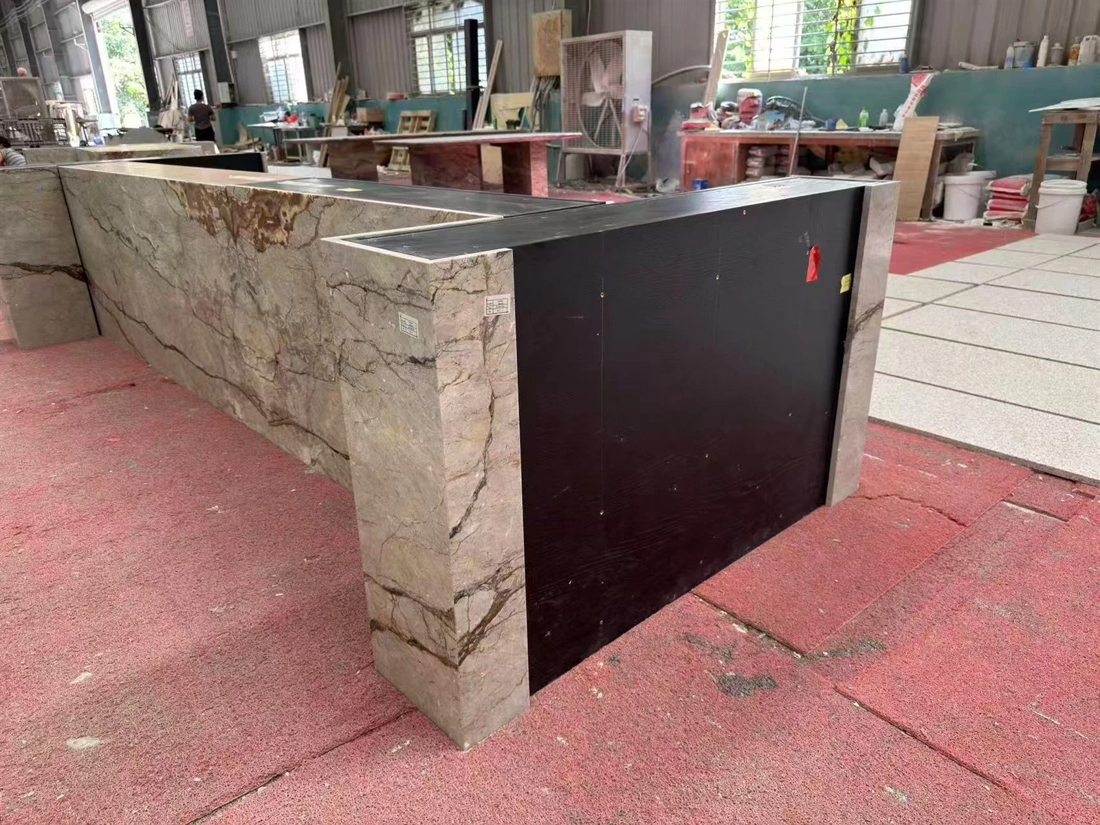 Silver Roots Marble straight end panels bonded to the kitchen island cabinet beside the exposed black cabinet backing. Silver Roots Marble straight end panels bonded to the kitchen island cabinet beside the exposed black cabinet backing.