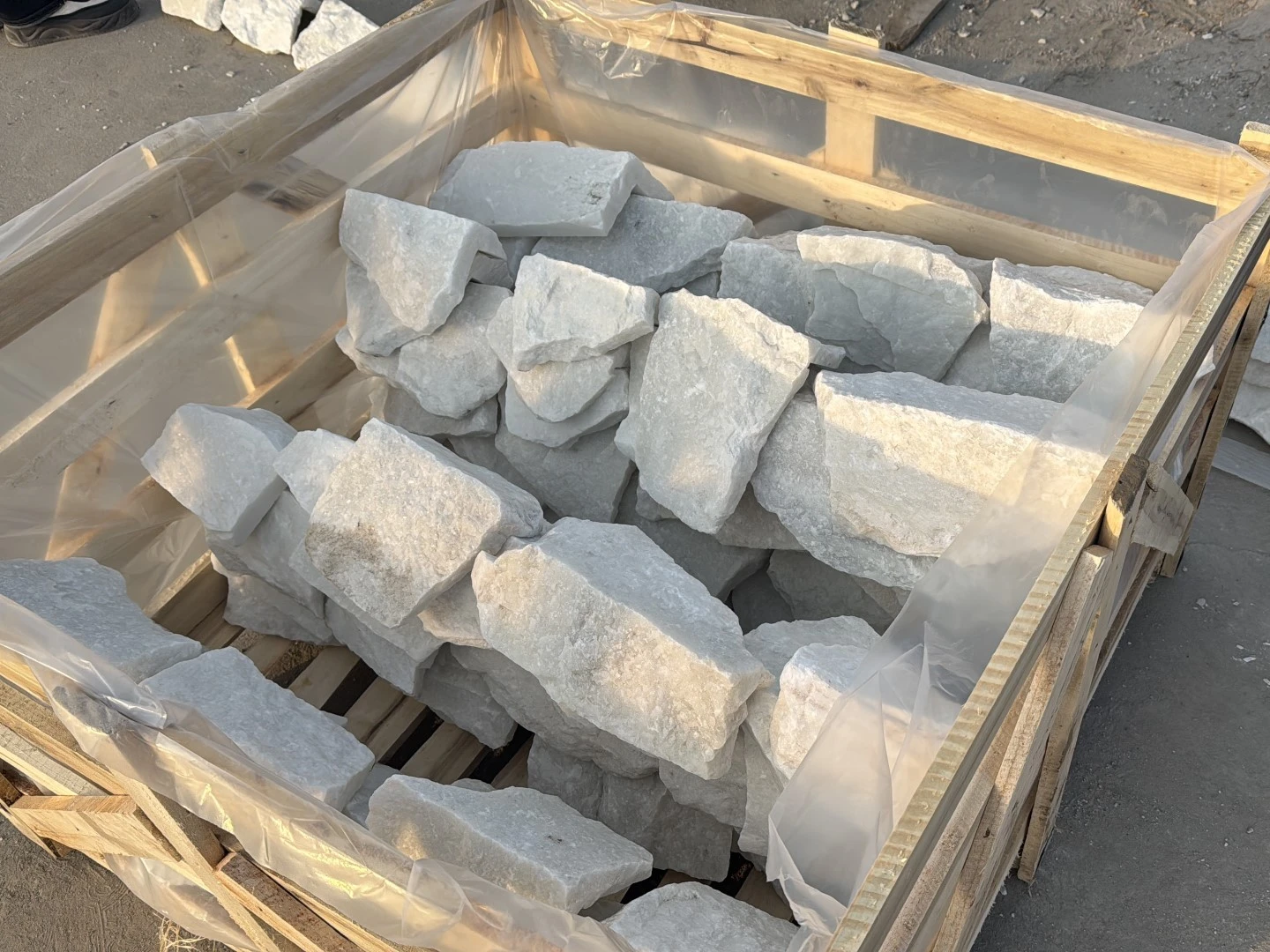 Natural White Quartzite loose random stone wall cladding corner pieces packed in a protective wooden crate for shipment Natural White Quartzite loose random stone wall cladding corner pieces packed in a protective wooden crate for shipment