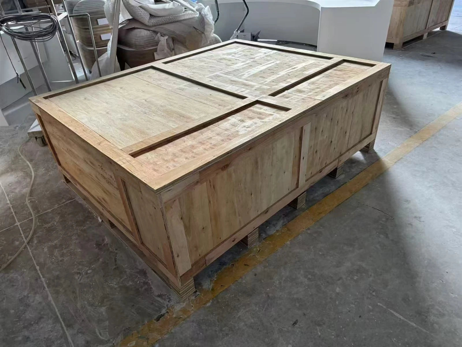 Reinforced plywood export crate with pallet feet and framed top panels for packed white acrylic countertops with integrated sinks. Reinforced plywood export crate with pallet feet and framed top panels for packed white acrylic countertops with integrated sinks.